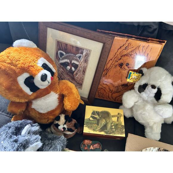 VGUC Vintage 20 Piece Raccoon Collection Pictures Bags Stuffies Plate Wood Box - Picture 10 of 10